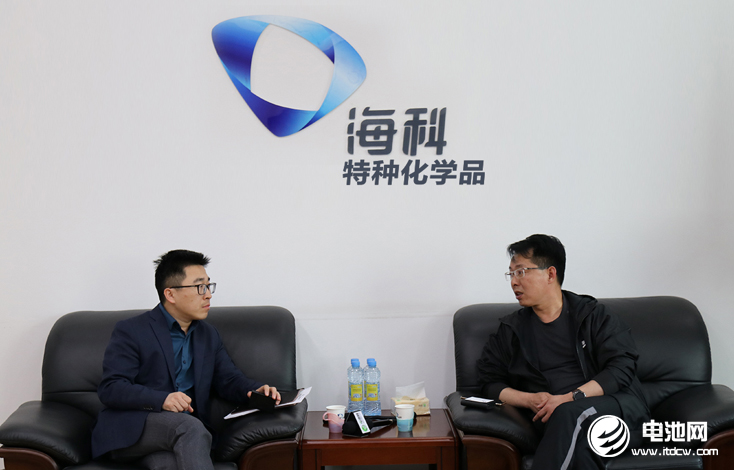 中關村新型電池技術創新聯盟秘書長于清教與?？菩略纯偨浝韰抢桌祝ㄗ螅┙涣?、座談