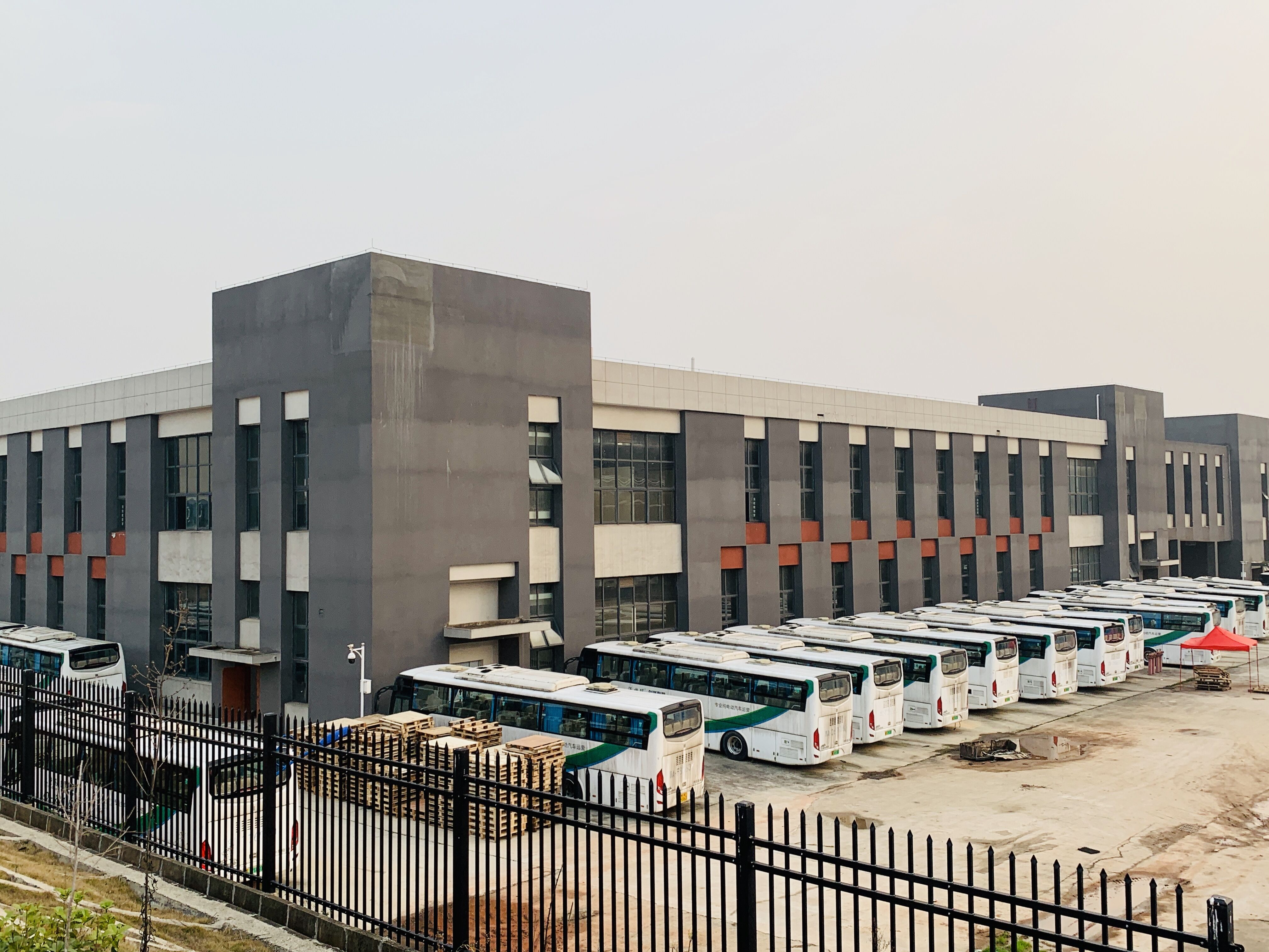 沃特瑪將要廢棄的新能源大巴在停車場已銹跡斑斑 沃特瑪將要廢棄的新能源大巴在停車場已銹跡斑斑