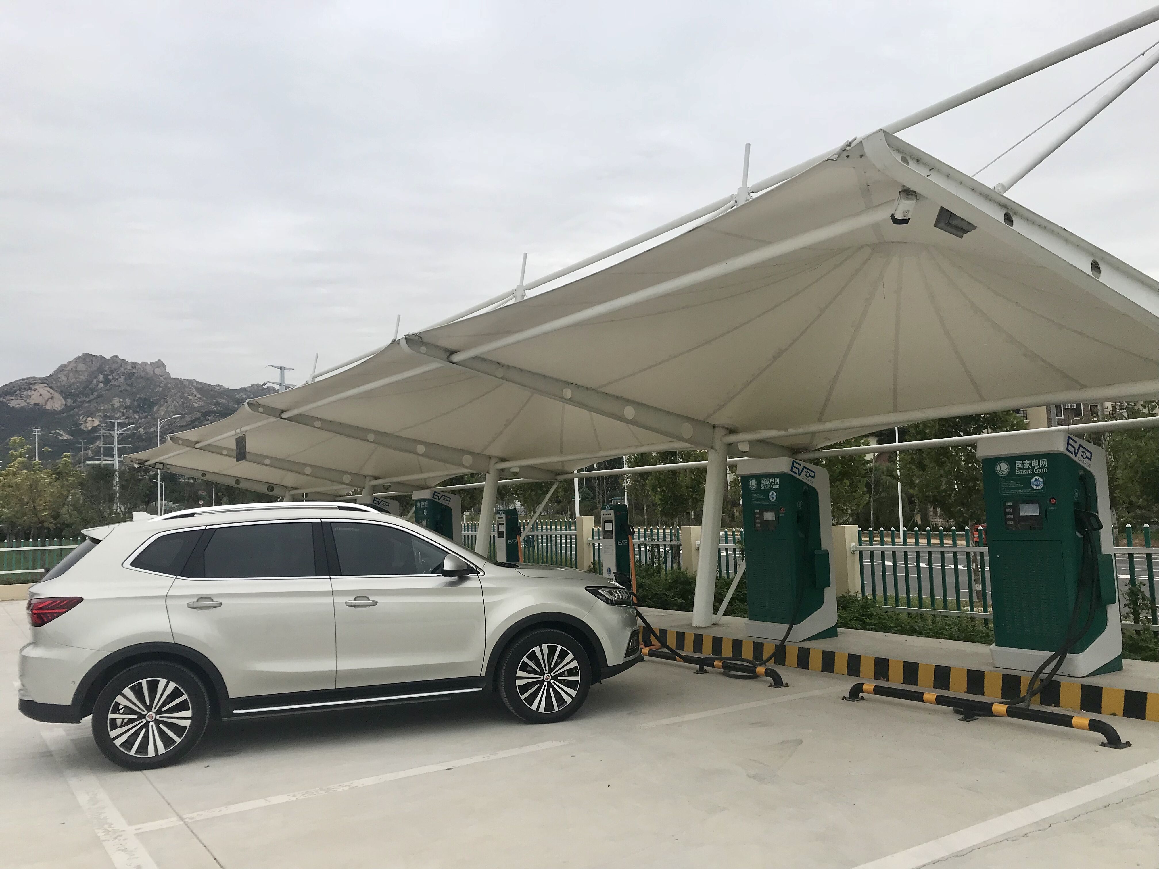 上汽榮威ERV5純電動SUV在國網充電樁充電中