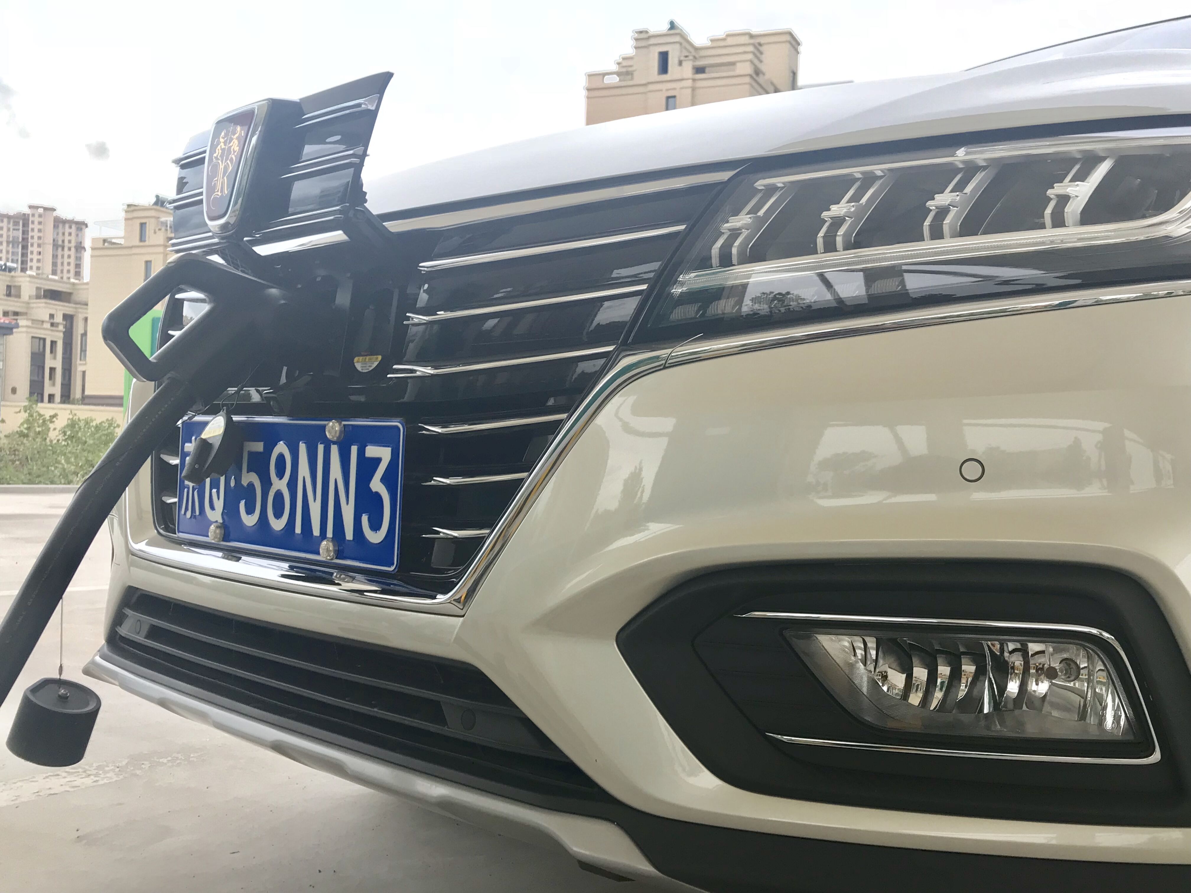 榮威ERX5純電動(dòng)SUV在國家電網(wǎng)充電樁充電
