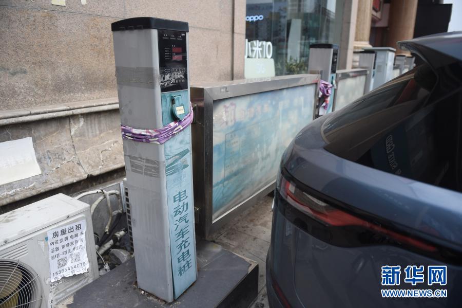 淮南朝陽路供電營業(yè)廳電動汽車充電站拍攝的一個充電樁