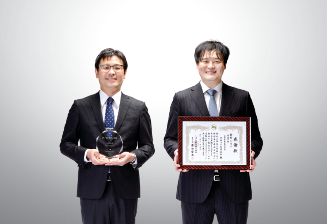戈爾燃料電池技術全球產品專家Shinichi Nishimura （左） 和 Toyohiro Matsuura （右） 代表公司領獎