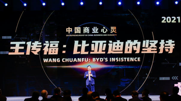 圖注：2008年，王傳福勾勒太陽(yáng)能、儲(chǔ)能電站、電動(dòng)車(chē)綠色夢(mèng)想