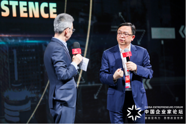 圖注：主持人問(wèn)答環(huán)節(jié)，蔣昌建對(duì)話王傳福