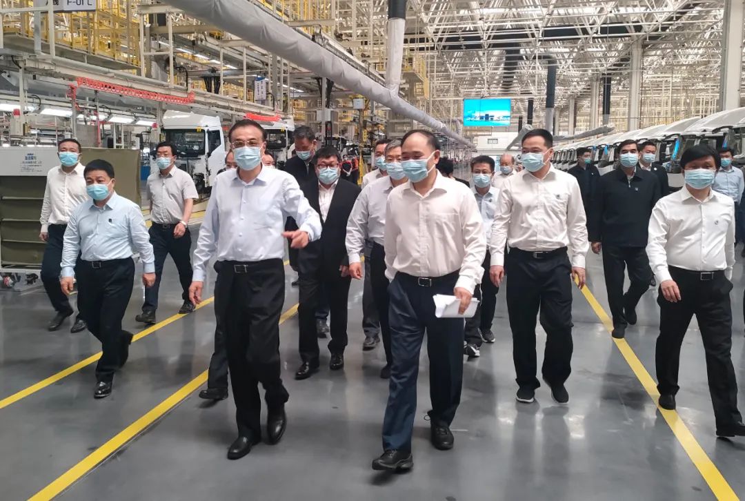 國務(wù)院總理李克強考察吉利新能源商用車上饒低碳數(shù)智工廠