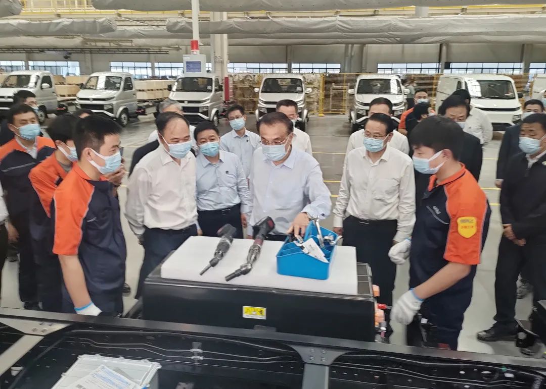國務(wù)院總理李克強考察吉利新能源商用車上饒低碳數(shù)智工廠