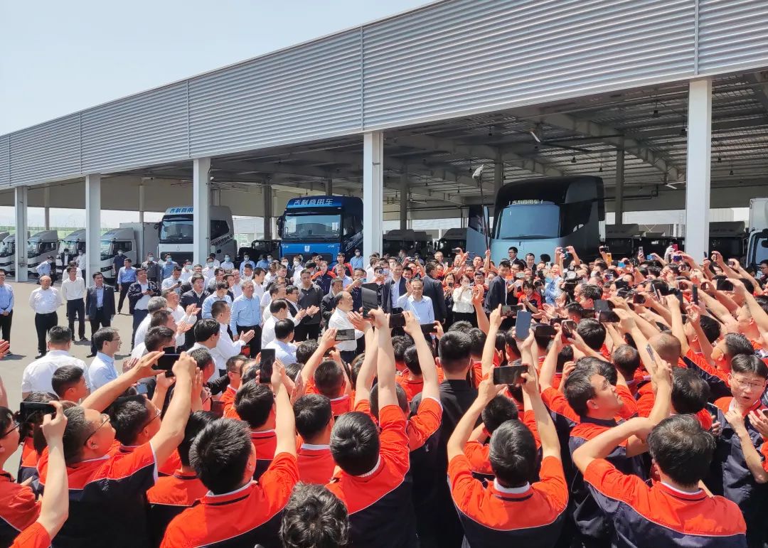 國務(wù)院總理李克強考察吉利新能源商用車上饒低碳數(shù)智工廠