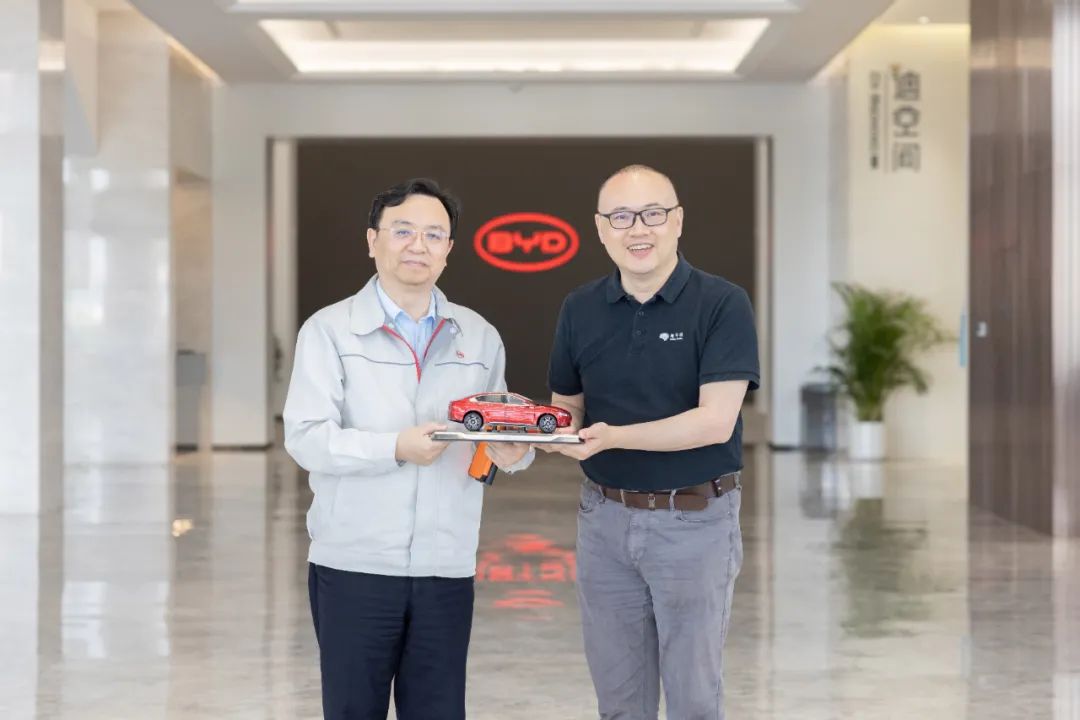 比亞迪董事長兼總裁王傳福（左）、地平線創(chuàng)始人兼首席科學(xué)家余凱（右）