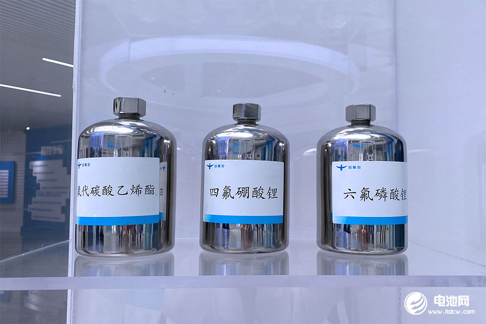 終端需求僅小幅恢復 六氟磷酸鋰價格短期暫穩(wěn)